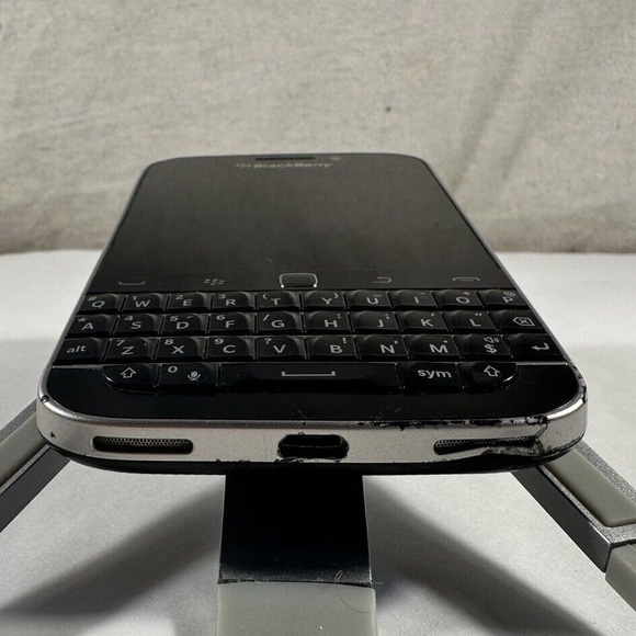 BlackBerry Classic Smartphone (Rogers/Fido) - Picture 6 of 6